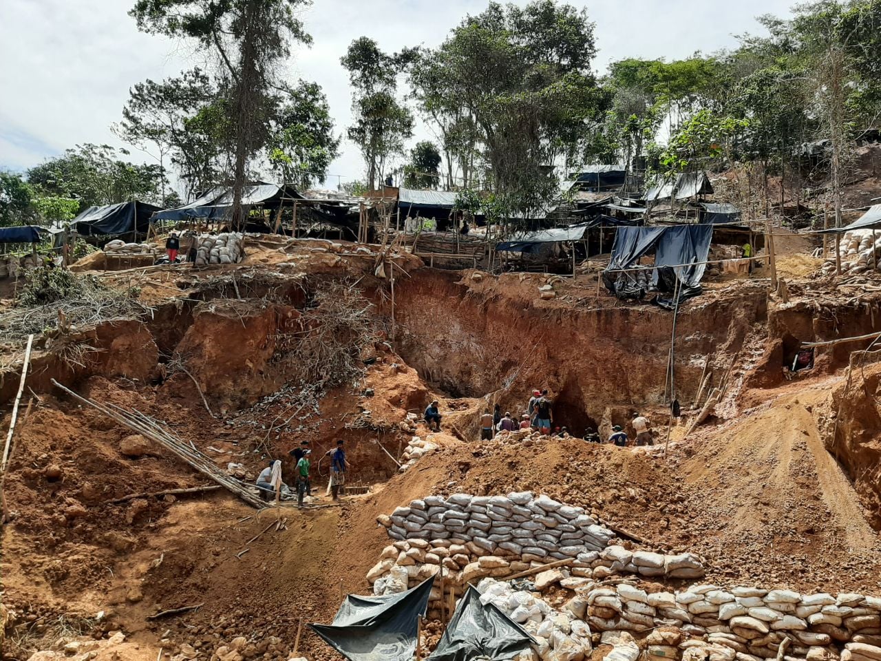 Cuatro mineros siguen soterrados. (Foto de referencia).
