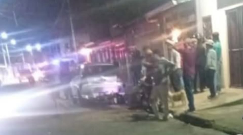 El motorizado salió por los aires al momento del choque. Redes sociales.