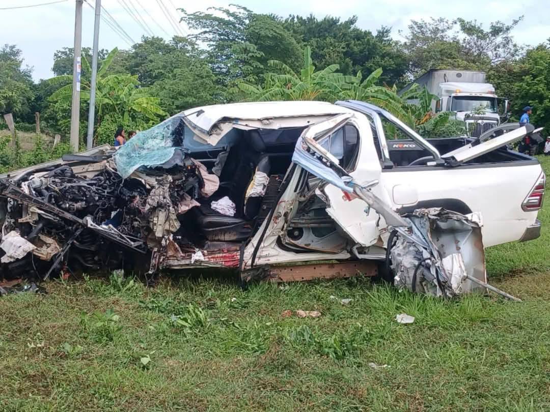 El conductor de la camioneta quedó vivo de milagro. Redes sociales.
