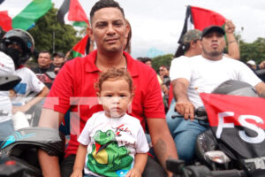SANDINISTAS CON NIÑOS Y SIN CASCOS EN MOTOCICLETA